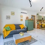 Apartment Stylish & Authentic 1br With Terrace In By 360 Estates *