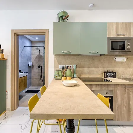 Stylish & Authentic 1br With Terrace In By 360 Estates Lägenhet